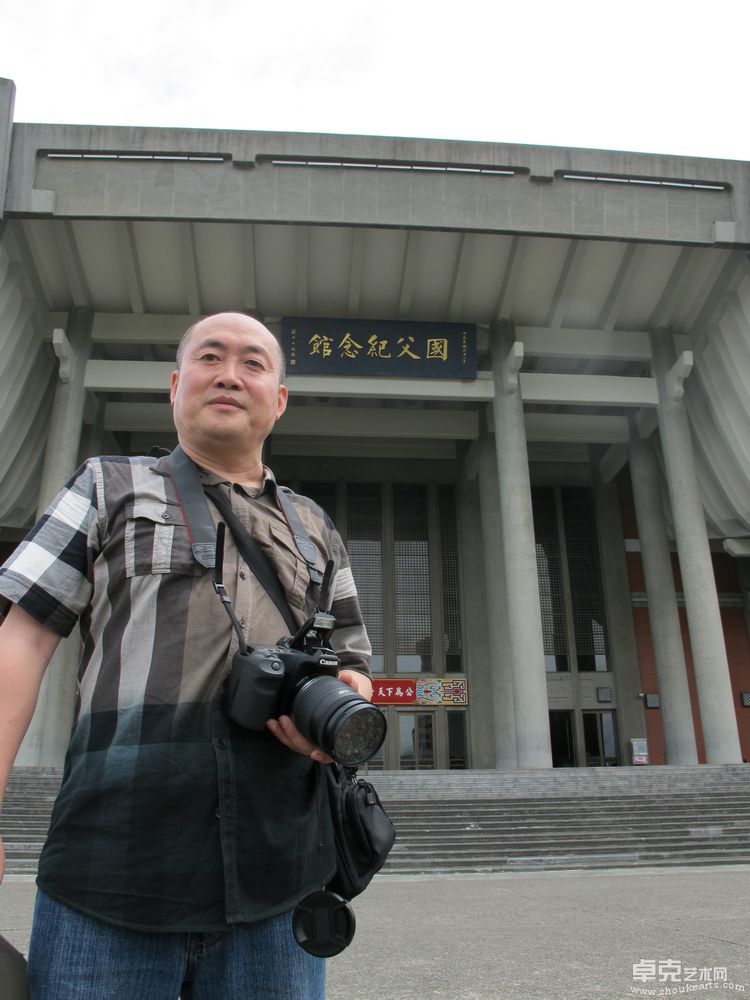 2011年6月27日，刘子建在台湾国父纪念馆前留影