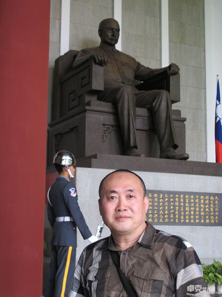 2011年6月27日，刘子建在台湾国父纪念馆孙中山雕像前留影