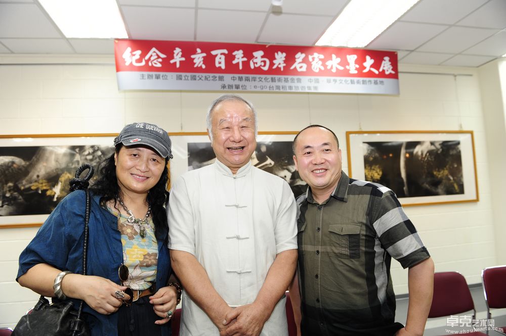 2011年6月28日，刘子建、石鸣夫妇与刘国松在“纪念辛亥百年两岸名家水墨大展”上合影