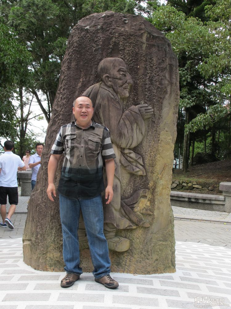 2011年6月30日，刘子建在日月潭达摩碑前留影