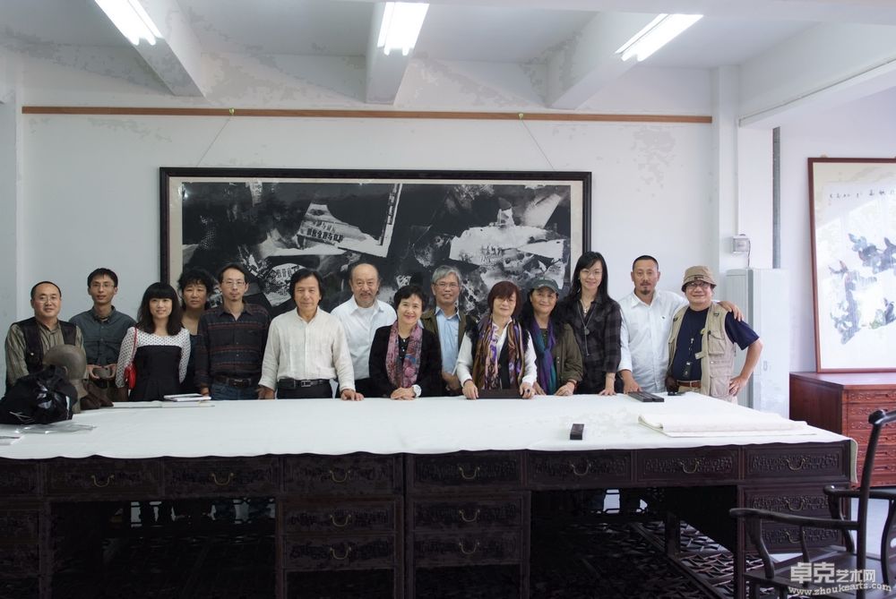 刘子建和台湾艺术家在翠亨画室合影