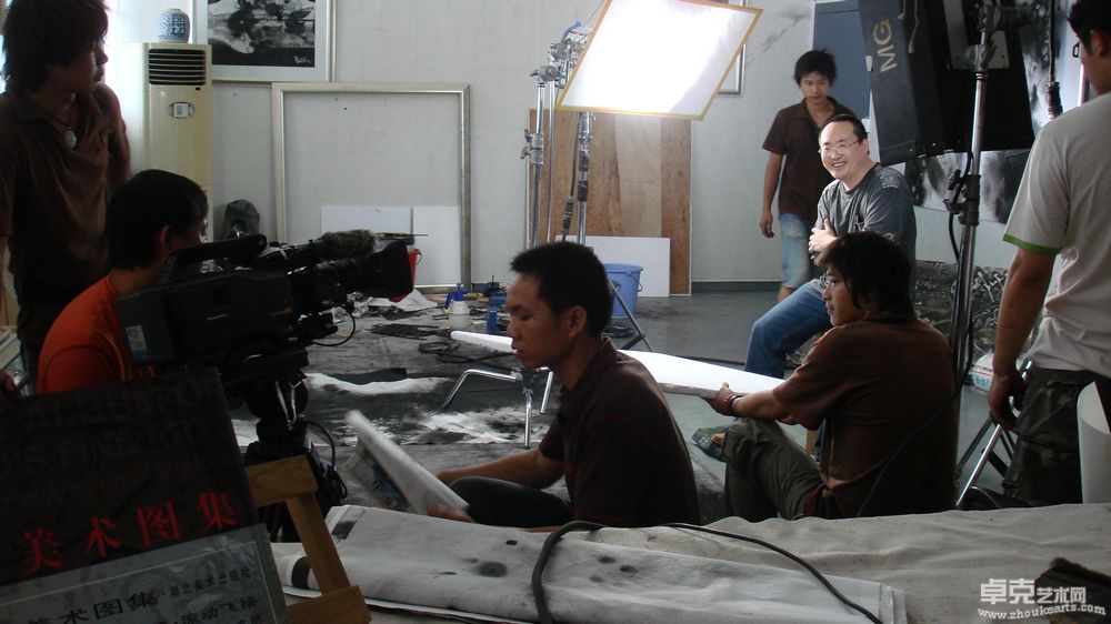 刘子建在深圳大学画室接受媒体采访（2008,5）