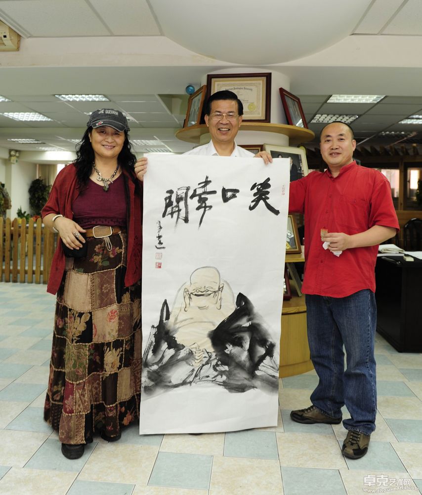 2011年6月27日，刘子建、石鸣夫妇和台湾租车旅游集团徐浩源总经理合影