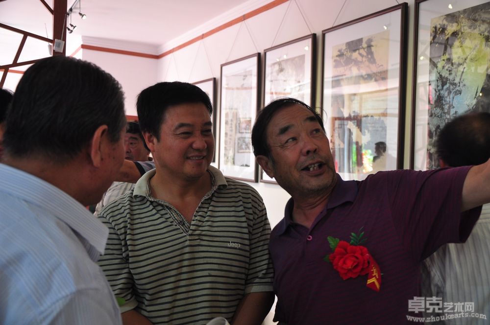 原南海舰队战友三十多人专程抵山东参加郑忠水墨展开幕式后与战友郑忠合影3