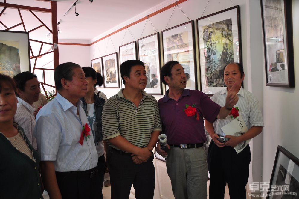 原南海舰队战友三十多人专程抵山东参加郑忠水墨展开幕式后与战友郑忠合影4