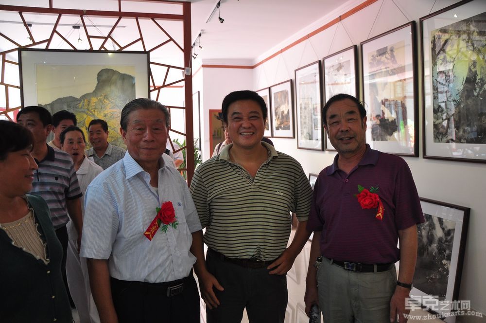 原南海舰队战友三十多人专程抵山东参加郑忠水墨展开幕式后与战友郑忠合影2