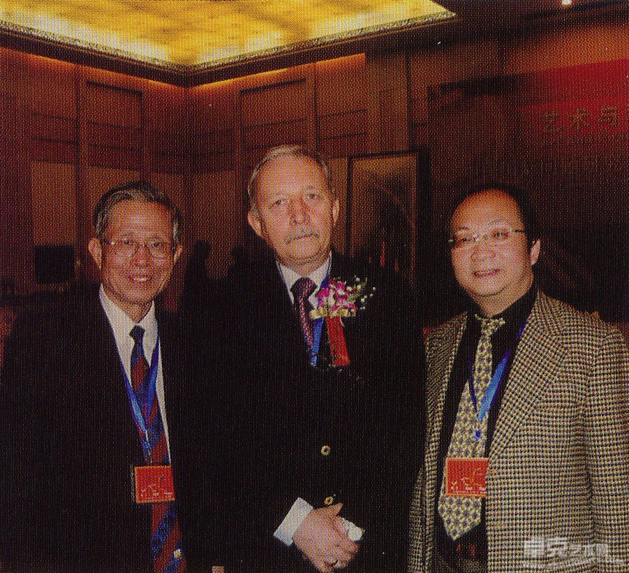 与上海组织副秘书长弗拉基米尔·扎哈洛夫在一起，左一为前驻新西兰、菲利宾大使黄桂芳