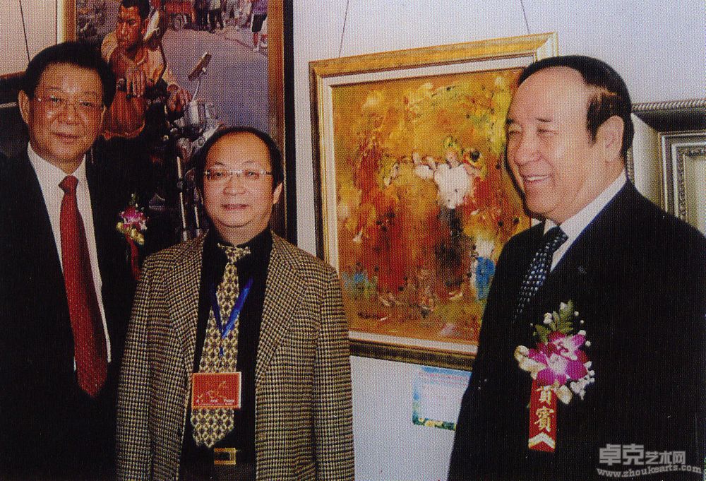 与司马义·艾买提副委员长在一起，左一为张德广副外长