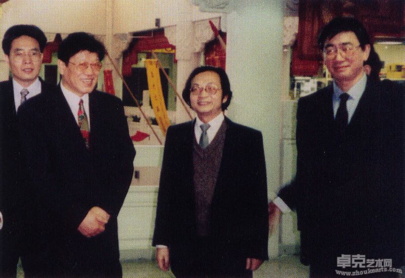 与李铁映国务委员在一起，右一为驻法大使赵建军