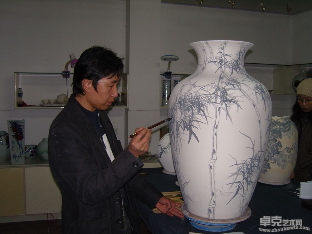 于江西省陶瓷研究所绘制釉下青花瓷