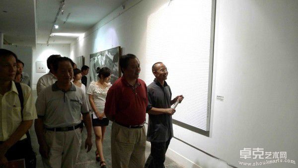 何建成作品  湖南省副省长唐之享在看展览