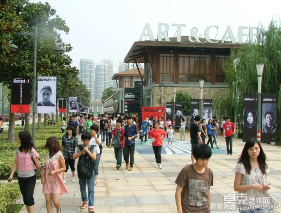 湖南千年时间当代艺术中心外围，来看展的观众