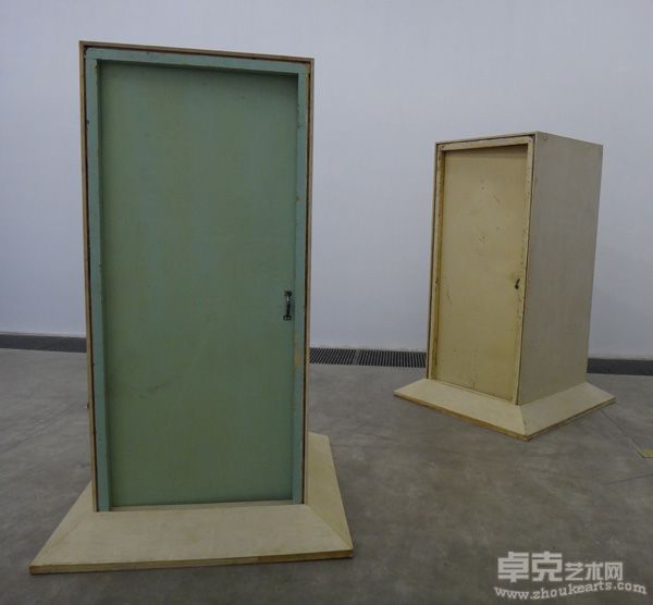 《安全出口》 木门，126×126×200cm