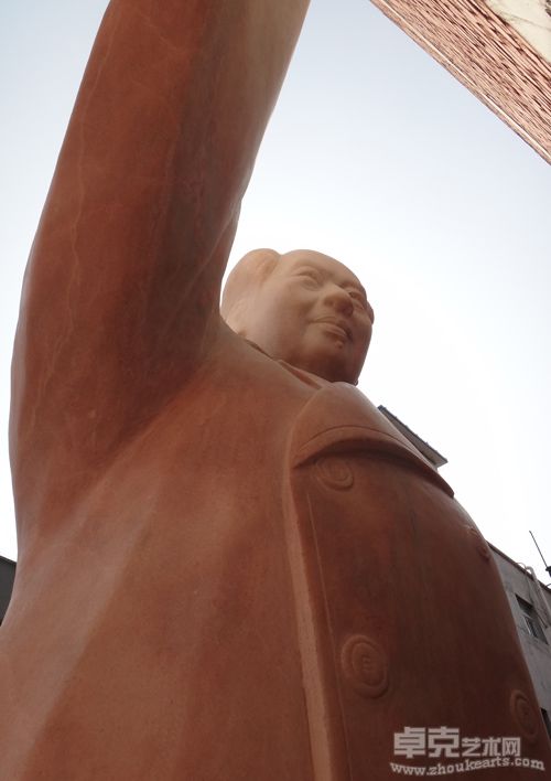 《献给她·毛主席》 汉白玉，98×88×315cm