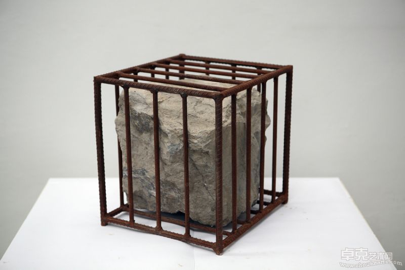 隋建国作品：Untitled(1990)40×40×40cm stone and iron cage