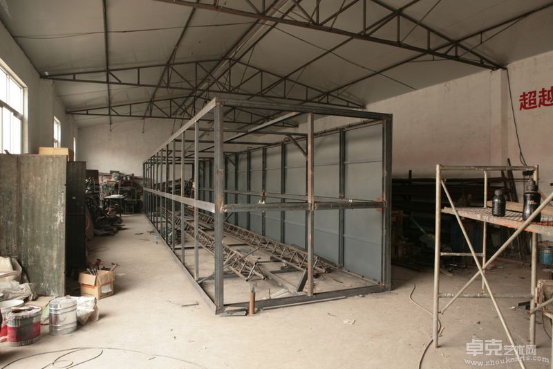 隋建国作品：Be restricted Moving 250x250x1500cm,2011金屬與電氣機械