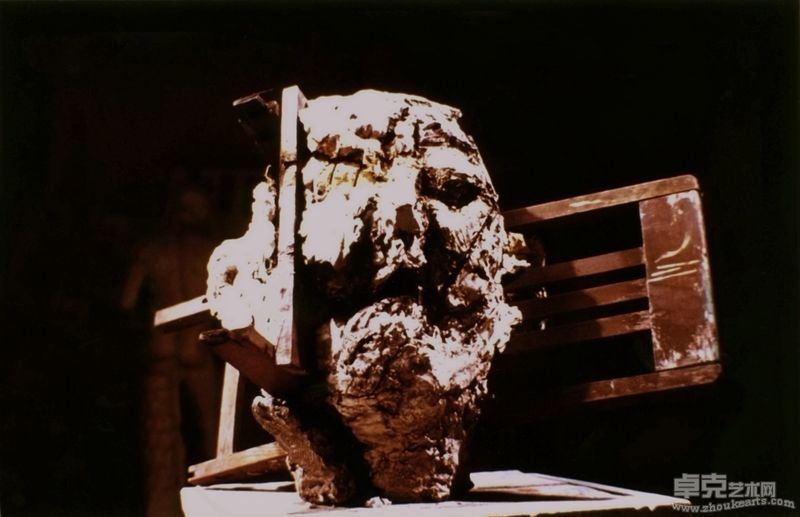 隋建国作品：Balance keeping potrait,furnature and plaster,1989