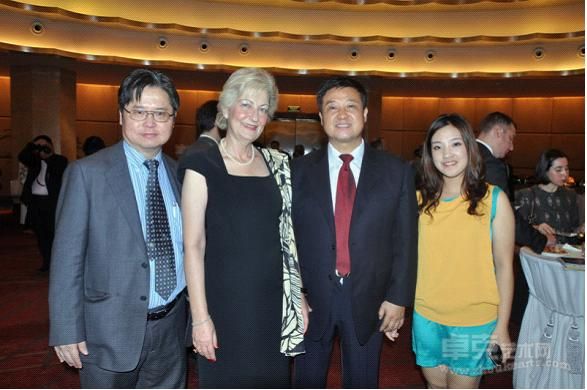 玛莉奥蒂斯大使与中国著名画家郑忠父女俩合影留念