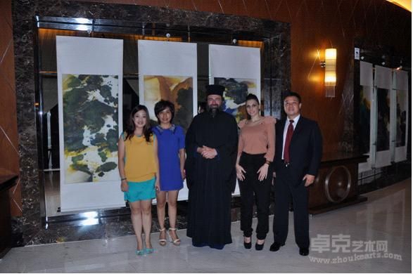 塞浦路斯东正教主教狄默斯参观郑忠水墨作品后与画家郑忠全家合影留念