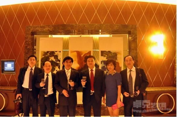 中国人民政协协商会议海安委员会主席朱春一行参观郑忠水墨作品展