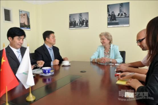 十月十日上午十点塞浦路斯共和国驻华大使玛莉奥蒂斯女士在大使馆亲切接见了中国著名画家郑忠与中国人民政治协商会议海安委员会主席朱春一行