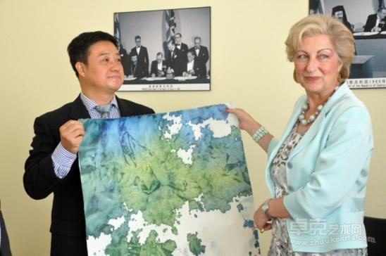 塞浦路斯共和国驻华大使玛莉奥蒂斯女士收藏了郑忠水墨作品谷音系列