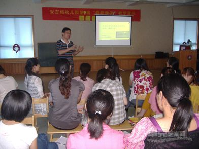 李伟华在杭州安吉幼儿园给老师讲座
