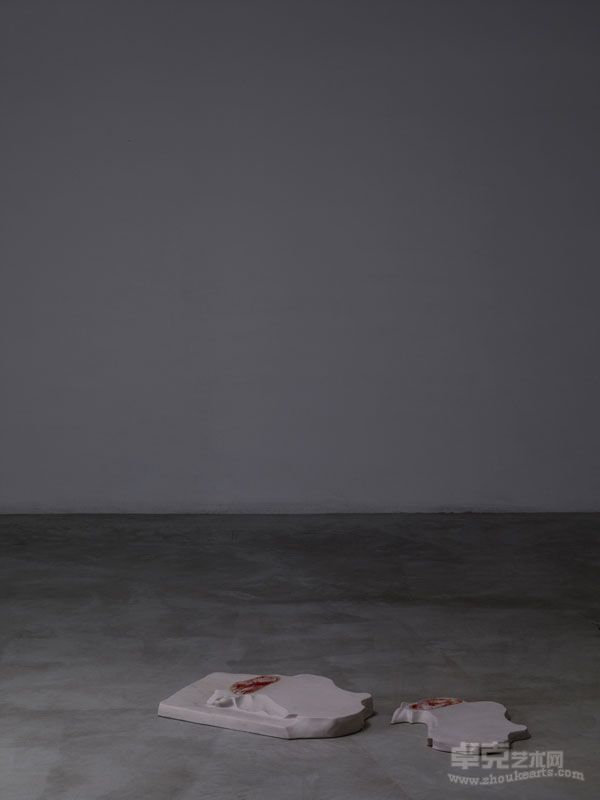 曹晖  不要忘记我  树脂、纤维、丙稀 等综合材料  209×69×70cm×69 2011-2012（1）