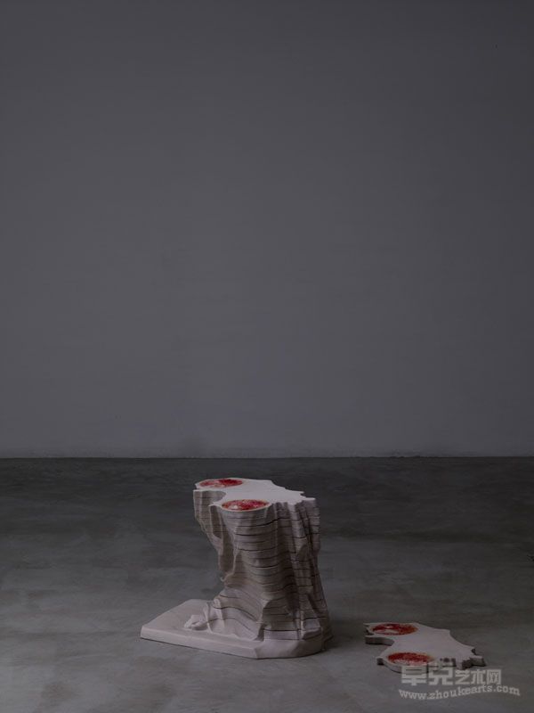 曹晖  不要忘记我  树脂、纤维、丙稀 等综合材料  209×69×70cm×69 2011-2012（2）