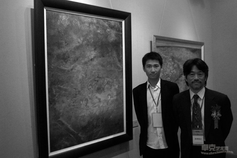 与日本著名岩彩画家北田克己在作品前