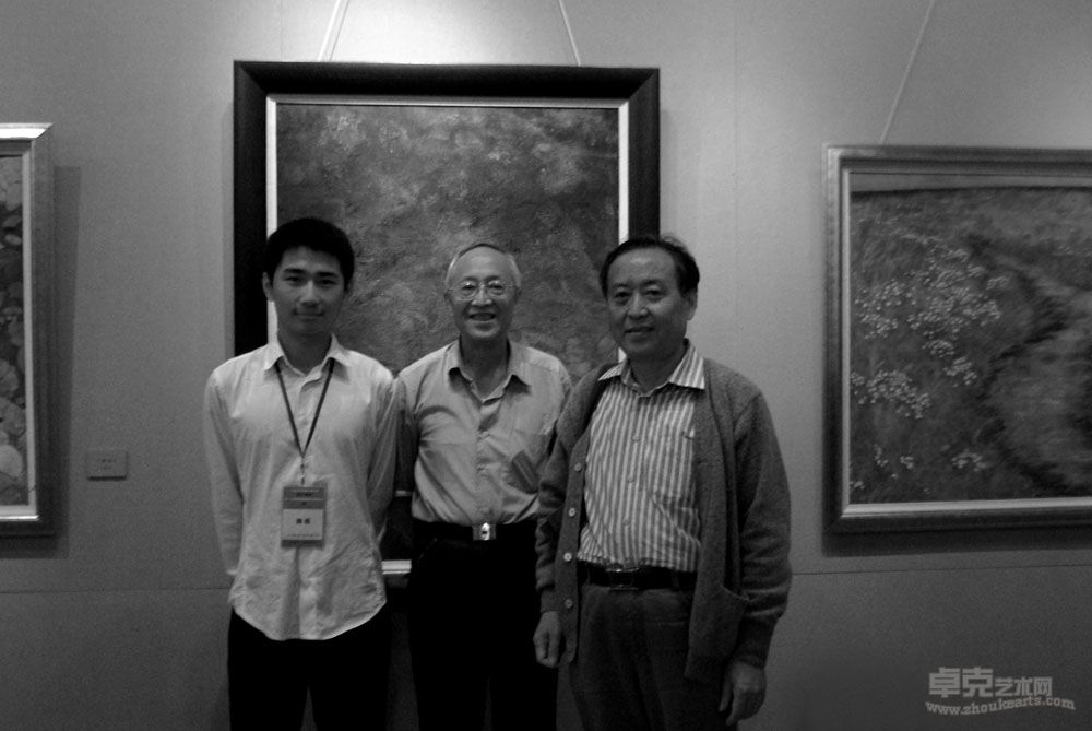 与著名版画家俞启慧、李以泰在作品前