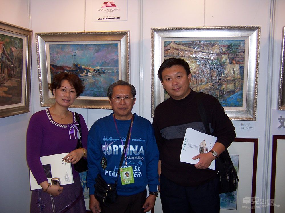 刘海宏06年上海秋季艺博会与参观者合影