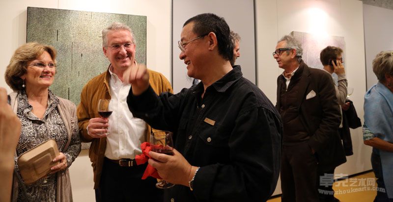 与瑞士艺术家在展览上交流