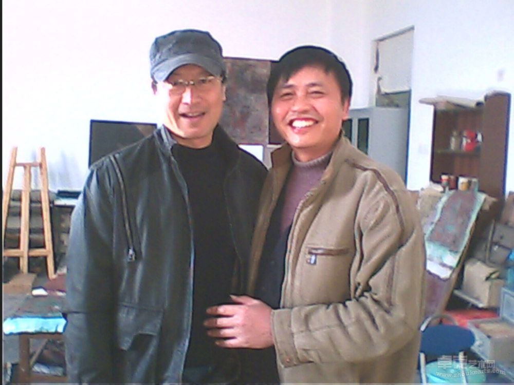 2007年徐旭在中央美院14号楼与油画系四画室主任马路