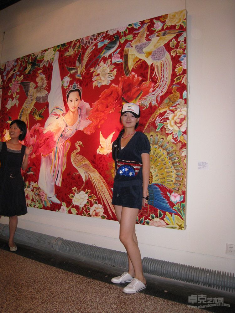 2008年北京舞蹈学院优秀学员杨宁在中国红画展上（她为百鸟朝凤的模特）(1)