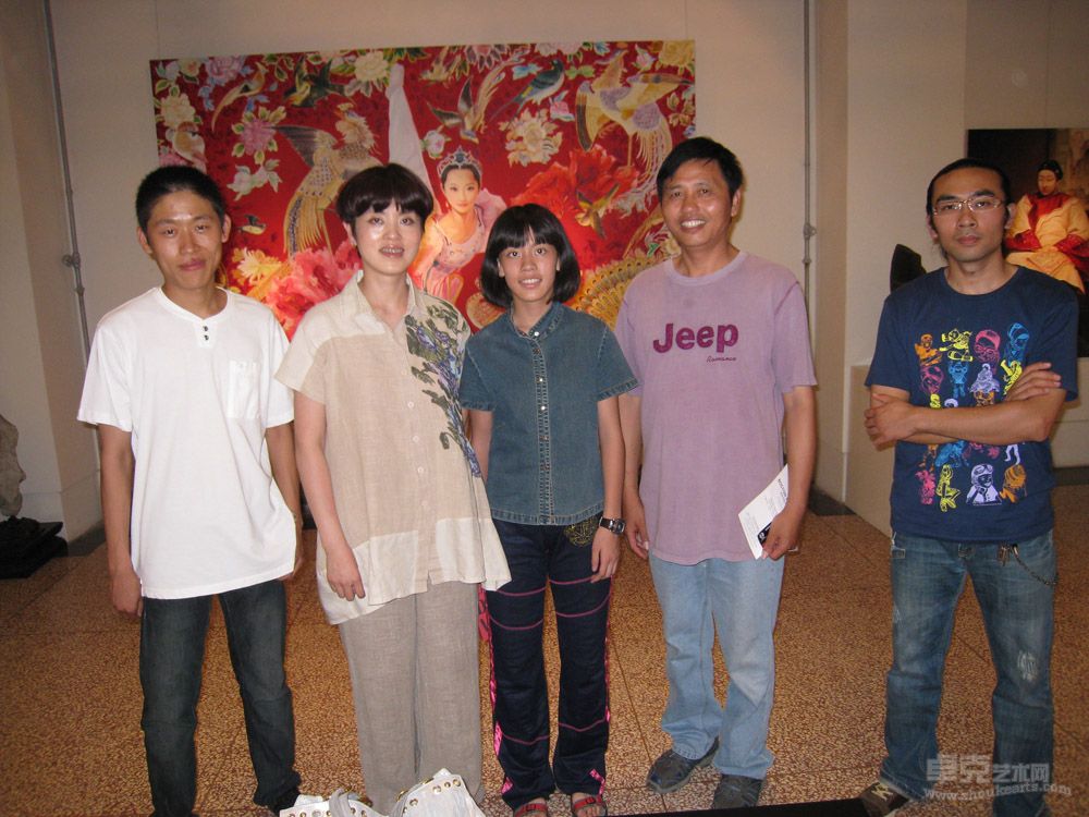 2008年徐旭与中央美院油画系教授喻红及女儿在《中国红徐旭油画展》上