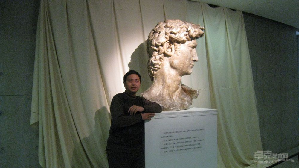 2009年徐旭在中央美院美术馆徐悲鸿当年在法国购买的大卫雕像前