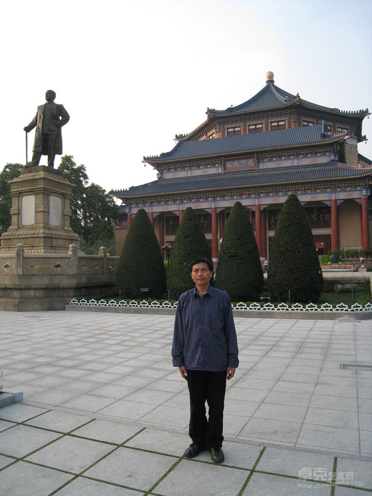2011年徐旭在广州中山堂拜谒孙中山