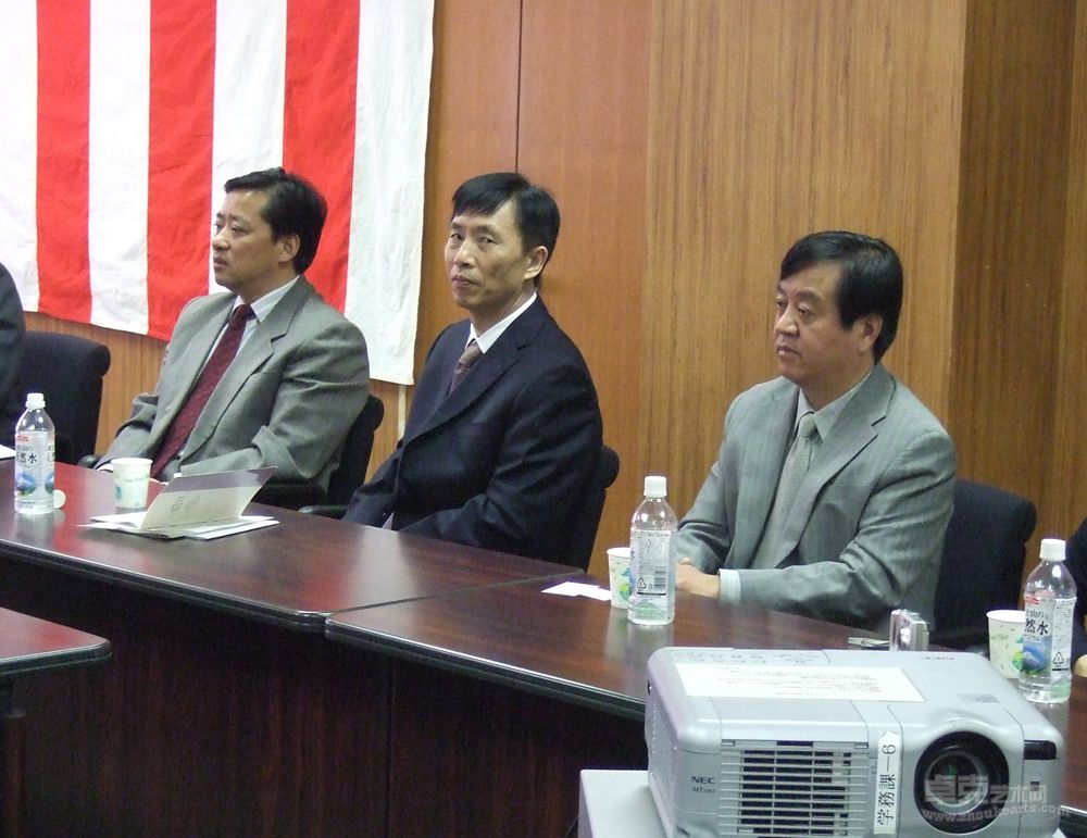 2009年傅强和安徽大学艺术交流团在日本做学术交流，王源括校长（左二)、李服生书记(左一）