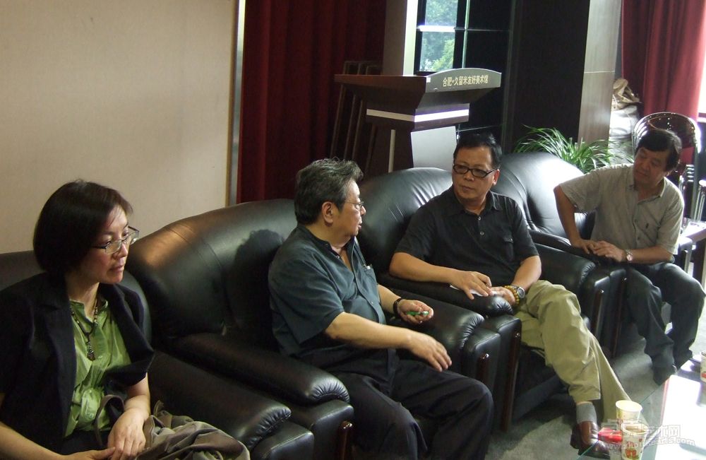 2009年傅强与朱乃正先生、曹星源女士、安徽油画学会主席杨国新在座谈会上