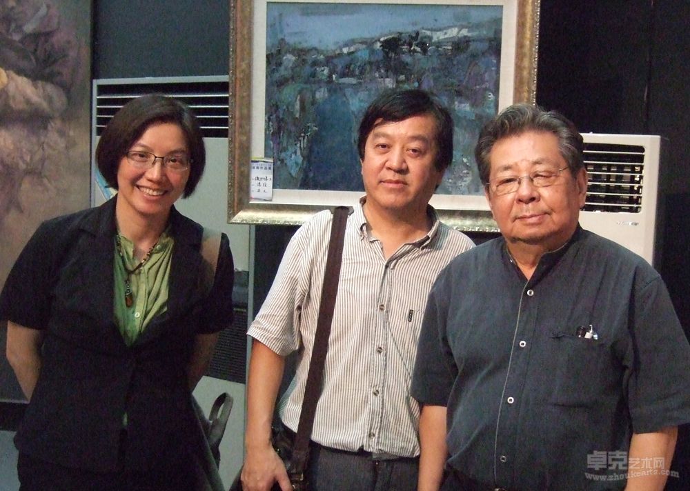 2010年傅强与中国油画艺委会主任著名油画家朱乃正先生(右)和国际著名理论家曹星源女士合影