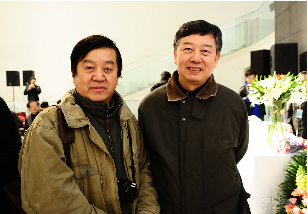 2011年傅强在中央美院陈文骥画展与中国美协常务副主席吴长江合影