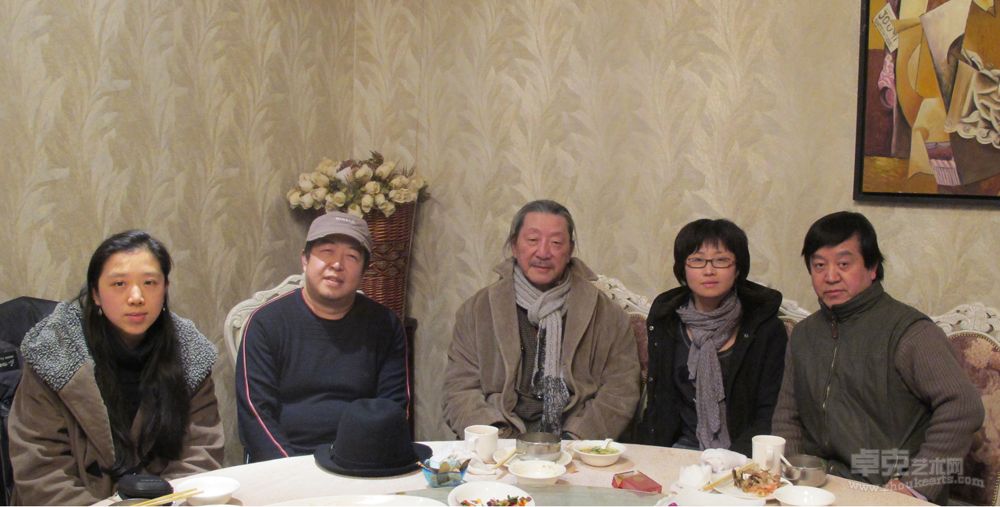 2011年傅强在和中央美院博士班导师袁运生先生（左三）、同学王梅格、崔雪冬、徐艺聚餐