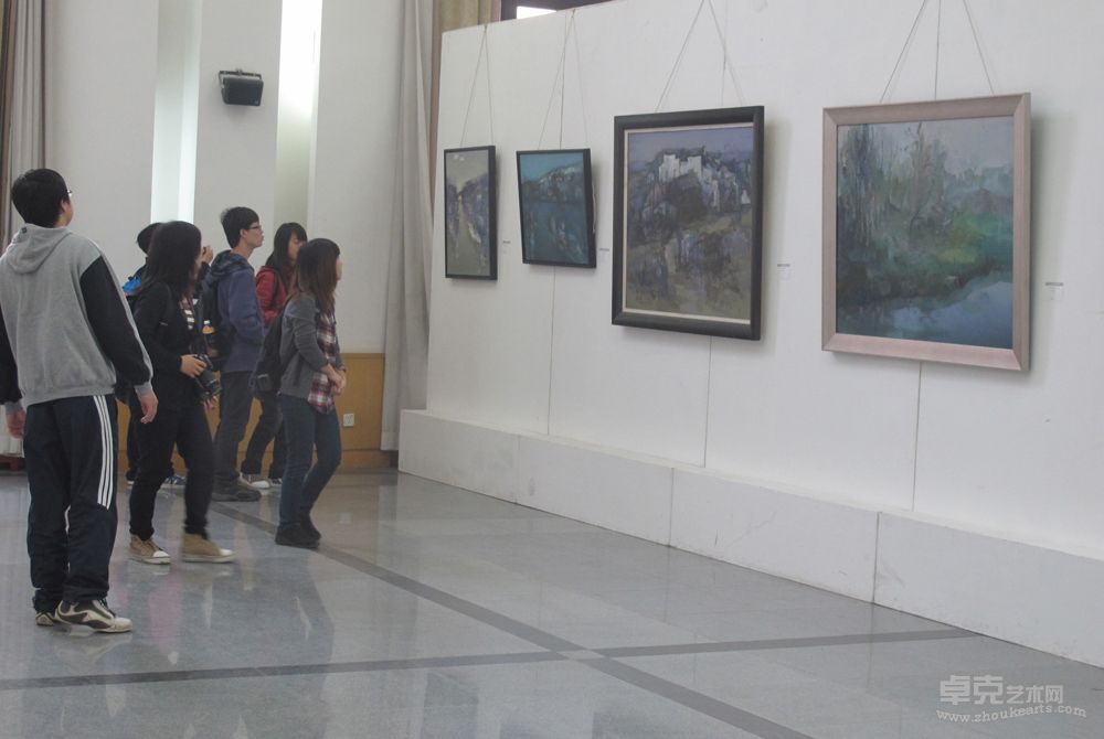 2012年丁一林油画访问学者班结业汇报展在中央美院展出，图为观众在观看傅强作品