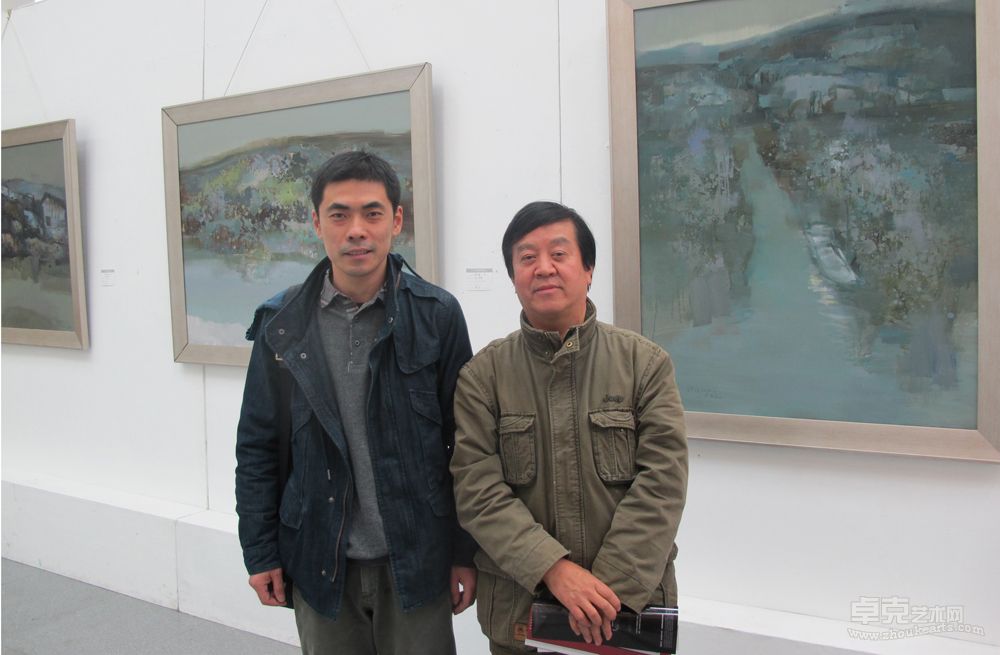2012年傅强陪同中国艺术研究院博士后著名美术评论家陈明先生观看画展并合影留念