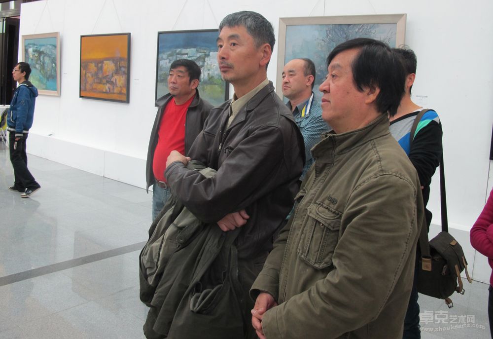2012年中央美院基础部主任著名油画家高天雄先生在观看傅强参展作品