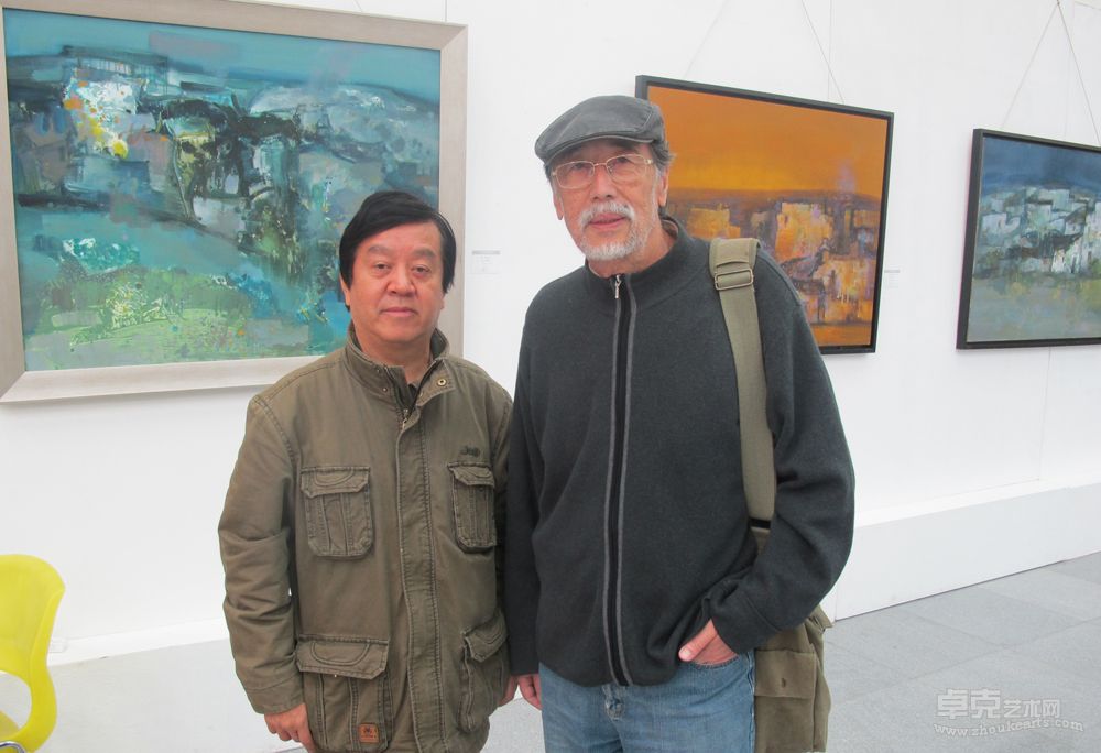 2012年傅强在中央美院结业汇报展自己作品前与美院教授著名画家广军先生合影
