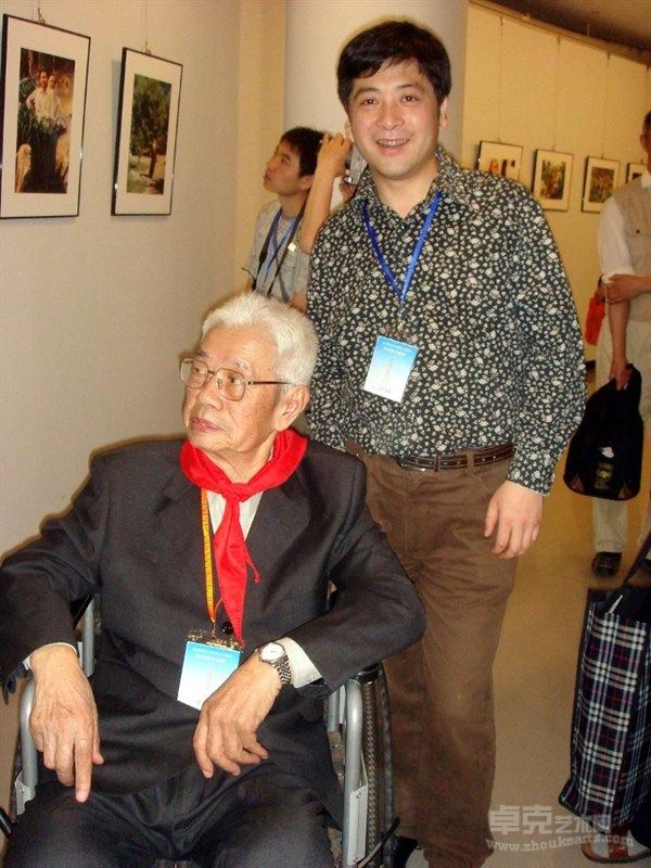与张大千弟子郁文华91岁时与上海纪念张大千110周年展览会上