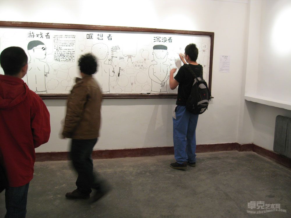 2009年在新疆与观众互动的活动现场1
