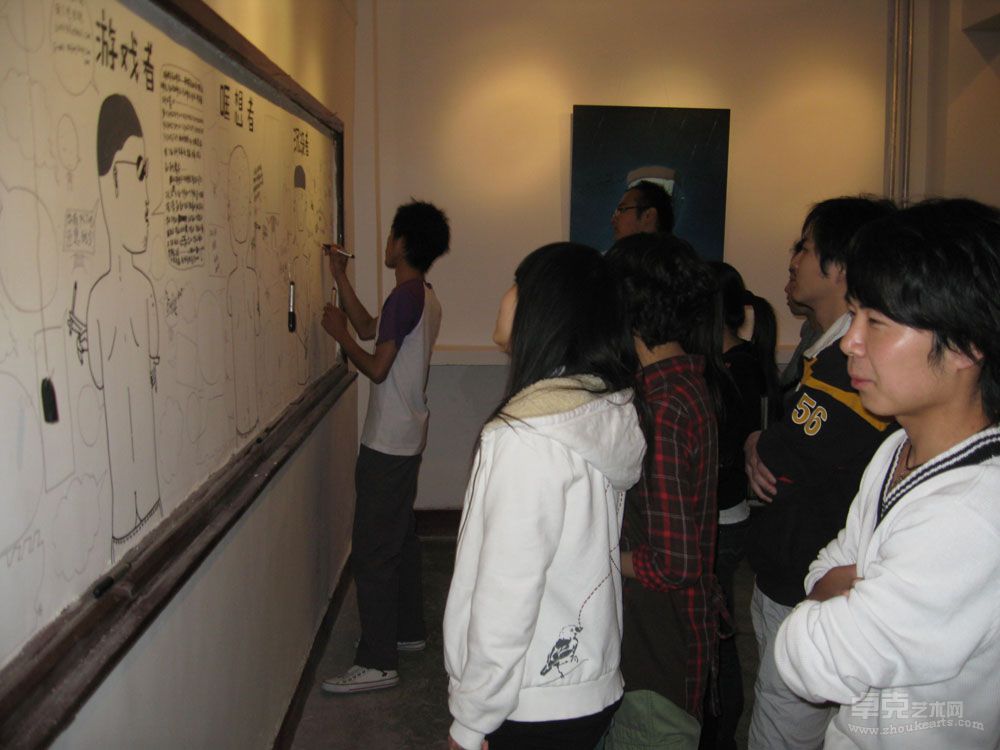 2009年在新疆与观众互动的活动现场3